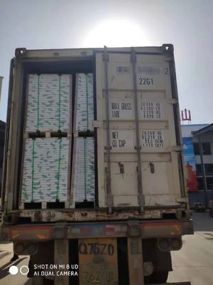 100%のCarbonlessコピー用紙のカスタマイズされたサイズ43*61 61*86 50/55gsmを木材パルプ